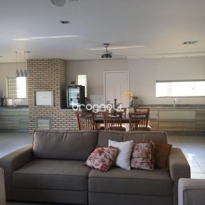 Casa com 321m², 4 quartos (sendo 1 suíte), 4 garagens, no bairro Carianos em Florianópolis