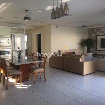 Casa com 321m², 4 quartos (sendo 1 suíte), 4 garagens, no bairro Carianos em Florianópolis