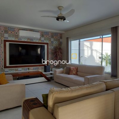 Casa com 321m², 4 quartos (sendo 1 suíte), 4 garagens, no bairro Carianos em Florianópolis
