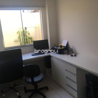 Casa com 321m², 4 quartos (sendo 1 suíte), 4 garagens, no bairro Carianos em Florianópolis