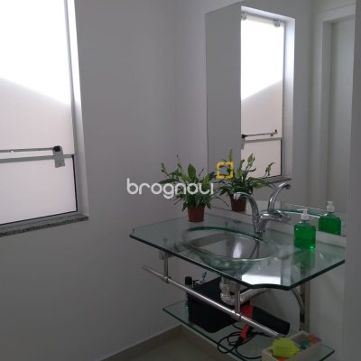 Casa com 321m², 4 quartos (sendo 1 suíte), 4 garagens, no bairro Carianos em Florianópolis