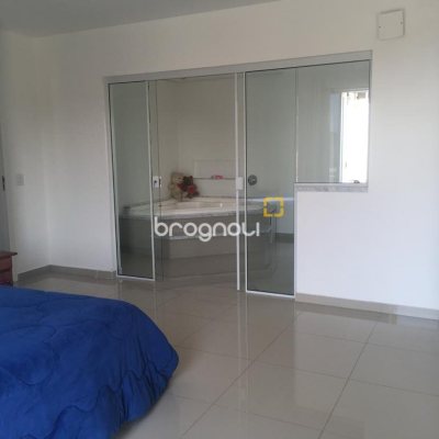 Casa com 321m², 4 quartos (sendo 1 suíte), 4 garagens, no bairro Carianos em Florianópolis
