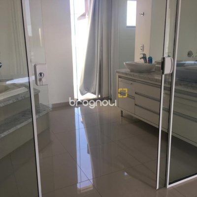 Casa com 321m², 4 quartos (sendo 1 suíte), 4 garagens, no bairro Carianos em Florianópolis