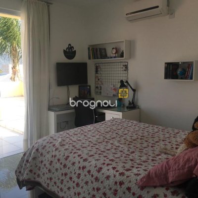 Casa com 321m², 4 quartos (sendo 1 suíte), 4 garagens, no bairro Carianos em Florianópolis