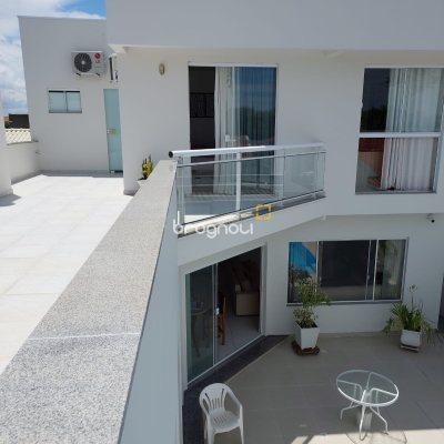 Casa com 321m², 4 quartos (sendo 1 suíte), 4 garagens, no bairro Carianos em Florianópolis