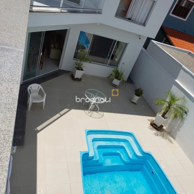 Casa com 321m², 4 quartos (sendo 1 suíte), 4 garagens, no bairro Carianos em Florianópolis