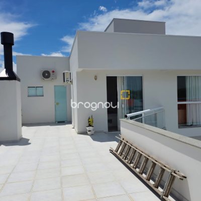 Casa com 321m², 4 quartos (sendo 1 suíte), 4 garagens, no bairro Carianos em Florianópolis