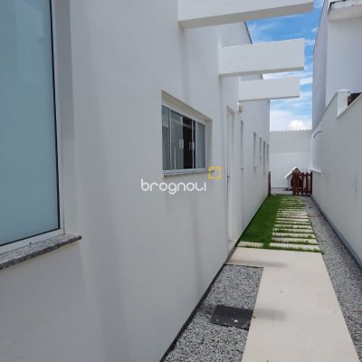Casa com 321m², 4 quartos (sendo 1 suíte), 4 garagens, no bairro Carianos em Florianópolis