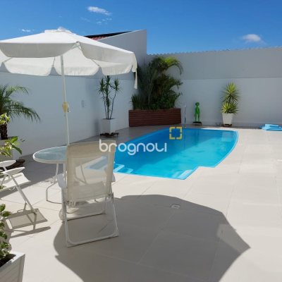 Casa com 321m², 4 quartos (sendo 1 suíte), 4 garagens, no bairro Carianos em Florianópolis