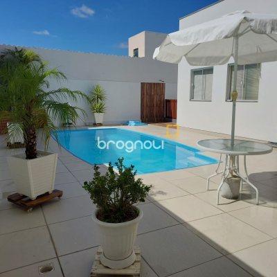 Casa com 321m², 4 quartos (sendo 1 suíte), 4 garagens, no bairro Carianos em Florianópolis