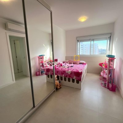 Apartamento com 127m², 3 quartos (sendo 3 suítes), 2 garagens, no bairro Kobrasol em São José