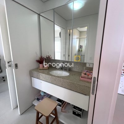 Apartamento com 127m², 3 quartos (sendo 3 suítes), 2 garagens, no bairro Kobrasol em São José