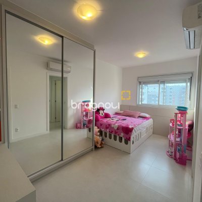 Apartamento com 127m², 3 quartos (sendo 3 suítes), 2 garagens, no bairro Kobrasol em São José