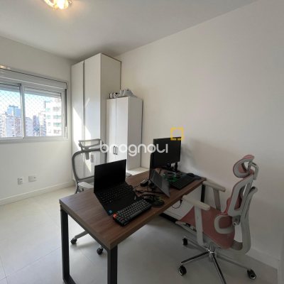 Apartamento com 127m², 3 quartos (sendo 3 suítes), 2 garagens, no bairro Kobrasol em São José