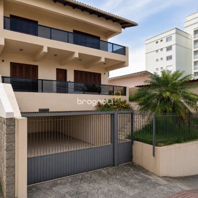 Casa com 400m², 5 quartos (sendo 1 suíte), 4 garagens, no bairro Canto em Florianópolis