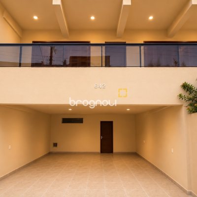 Casa com 400m², 5 quartos (sendo 1 suíte), 4 garagens, no bairro Canto em Florianópolis
