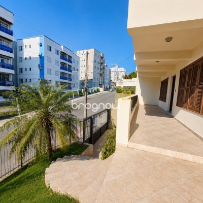 Casa com 400m², 5 quartos (sendo 1 suíte), 4 garagens, no bairro Canto em Florianópolis
