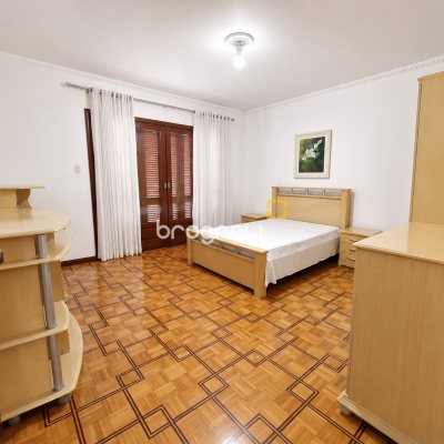 Casa com 400m², 5 quartos (sendo 1 suíte), 4 garagens, no bairro Canto em Florianópolis