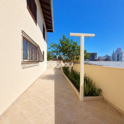 Casa com 400m², 5 quartos (sendo 1 suíte), 4 garagens, no bairro Canto em Florianópolis