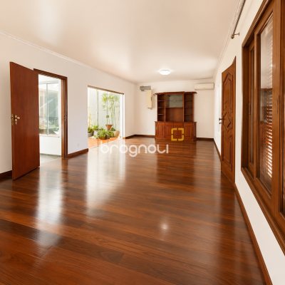 Casa com 400m², 5 quartos (sendo 1 suíte), 4 garagens, no bairro Canto em Florianópolis