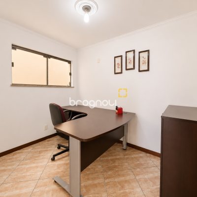 Casa com 400m², 5 quartos (sendo 1 suíte), 4 garagens, no bairro Canto em Florianópolis