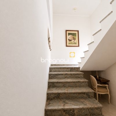 Casa com 400m², 5 quartos (sendo 1 suíte), 4 garagens, no bairro Canto em Florianópolis
