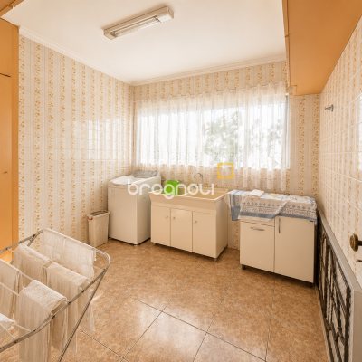 Casa com 400m², 5 quartos (sendo 1 suíte), 4 garagens, no bairro Canto em Florianópolis