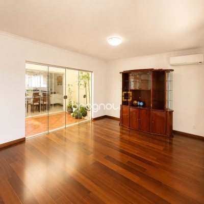 Casa com 400m², 5 quartos (sendo 1 suíte), 4 garagens, no bairro Canto em Florianópolis