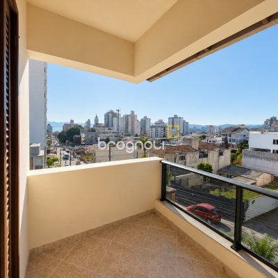 Casa com 400m², 5 quartos (sendo 1 suíte), 4 garagens, no bairro Canto em Florianópolis