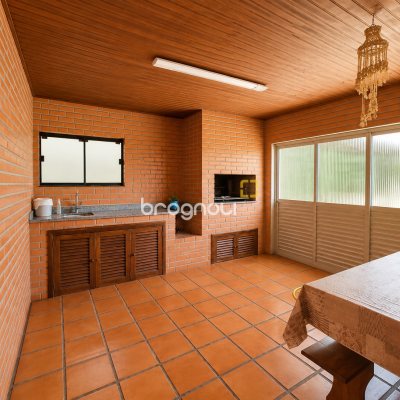 Casa com 400m², 5 quartos (sendo 1 suíte), 4 garagens, no bairro Canto em Florianópolis