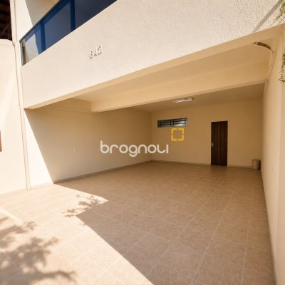 Casa com 400m², 5 quartos (sendo 1 suíte), 4 garagens, no bairro Canto em Florianópolis
