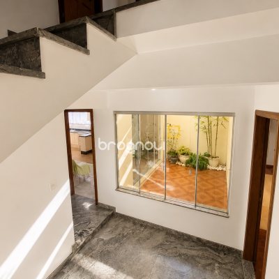 Casa com 400m², 5 quartos (sendo 1 suíte), 4 garagens, no bairro Canto em Florianópolis