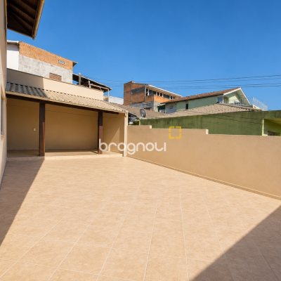 Casa com 400m², 5 quartos (sendo 1 suíte), 4 garagens, no bairro Canto em Florianópolis