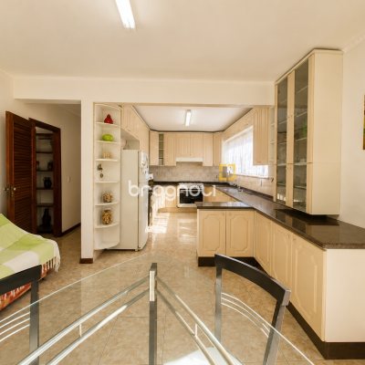 Casa com 400m², 5 quartos (sendo 1 suíte), 4 garagens, no bairro Canto em Florianópolis