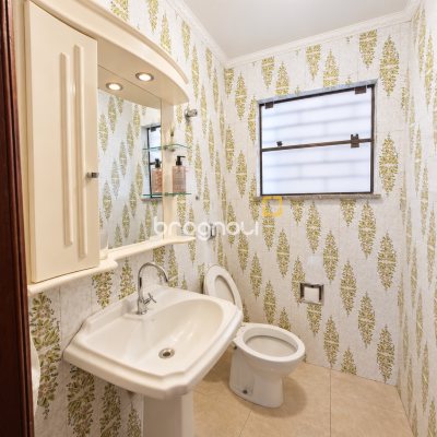 Casa com 400m², 5 quartos (sendo 1 suíte), 4 garagens, no bairro Canto em Florianópolis