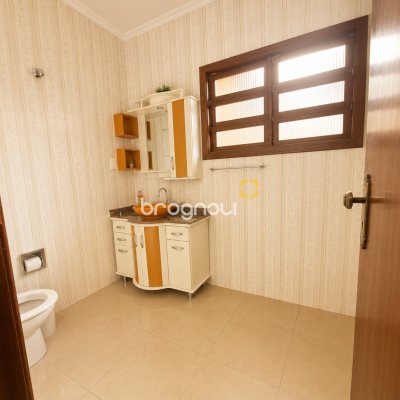 Casa com 400m², 5 quartos (sendo 1 suíte), 4 garagens, no bairro Canto em Florianópolis