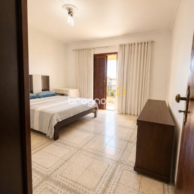 Casa com 400m², 5 quartos (sendo 1 suíte), 4 garagens, no bairro Canto em Florianópolis
