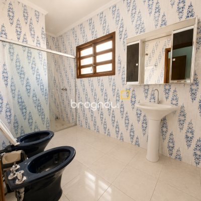 Casa com 400m², 5 quartos (sendo 1 suíte), 4 garagens, no bairro Canto em Florianópolis