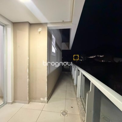 Apartamento com 67m², 2 quartos (sendo 1 suíte), 1 garagem, no bairro Praia de Fora em Palhoça