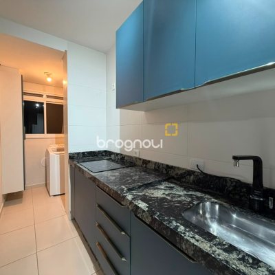 Apartamento com 67m², 2 quartos (sendo 1 suíte), 1 garagem, no bairro Praia de Fora em Palhoça