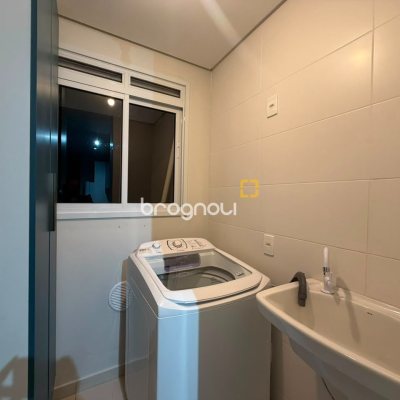 Apartamento com 67m², 2 quartos (sendo 1 suíte), 1 garagem, no bairro Praia de Fora em Palhoça