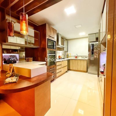 Apartamento com 122m², 3 quartos (sendo 3 suítes), 2 garagens, no bairro Agronômica em Florianópolis