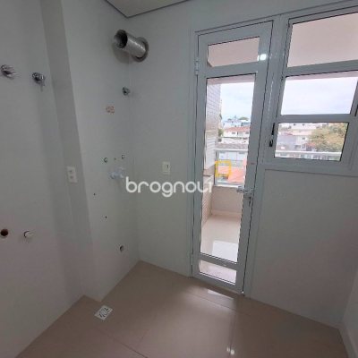 Apartamento com 81m², 2 quartos (sendo 1 suíte), 1 garagem, no bairro Barreiros em São José