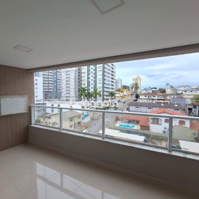 Apartamento com 81m², 2 quartos (sendo 1 suíte), 1 garagem, no bairro Barreiros em São José
