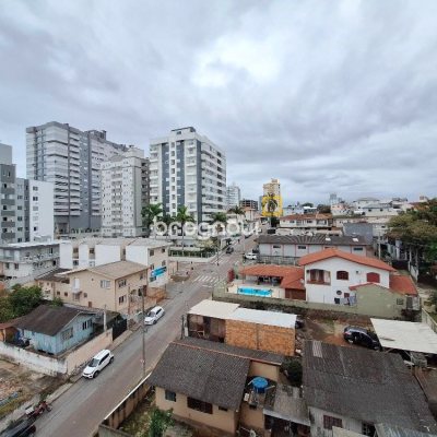 Apartamento com 81m², 2 quartos (sendo 1 suíte), 1 garagem, no bairro Barreiros em São José