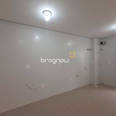 Apartamento com 81m², 2 quartos (sendo 1 suíte), 1 garagem, no bairro Barreiros em São José