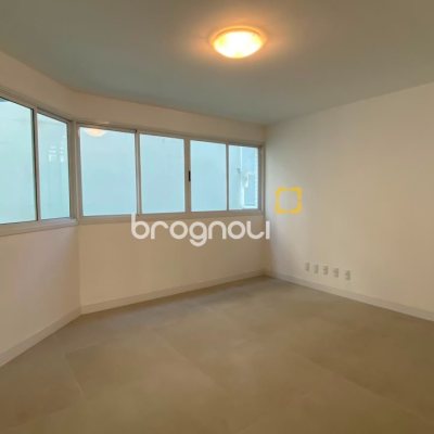 Apartamento com 193m², 3 quartos (sendo 3 suítes), 2 garagens, no bairro Centro em Florianópolis