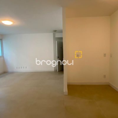 Apartamento com 193m², 3 quartos (sendo 3 suítes), 2 garagens, no bairro Centro em Florianópolis