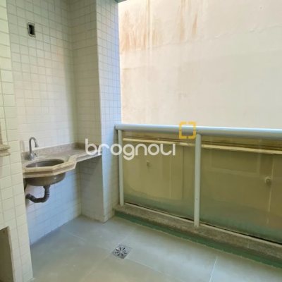 Apartamento com 193m², 3 quartos (sendo 3 suítes), 2 garagens, no bairro Centro em Florianópolis