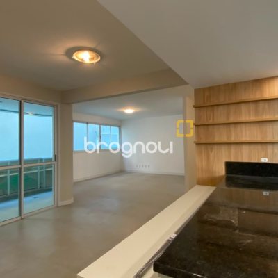 Apartamento com 193m², 3 quartos (sendo 3 suítes), 2 garagens, no bairro Centro em Florianópolis
